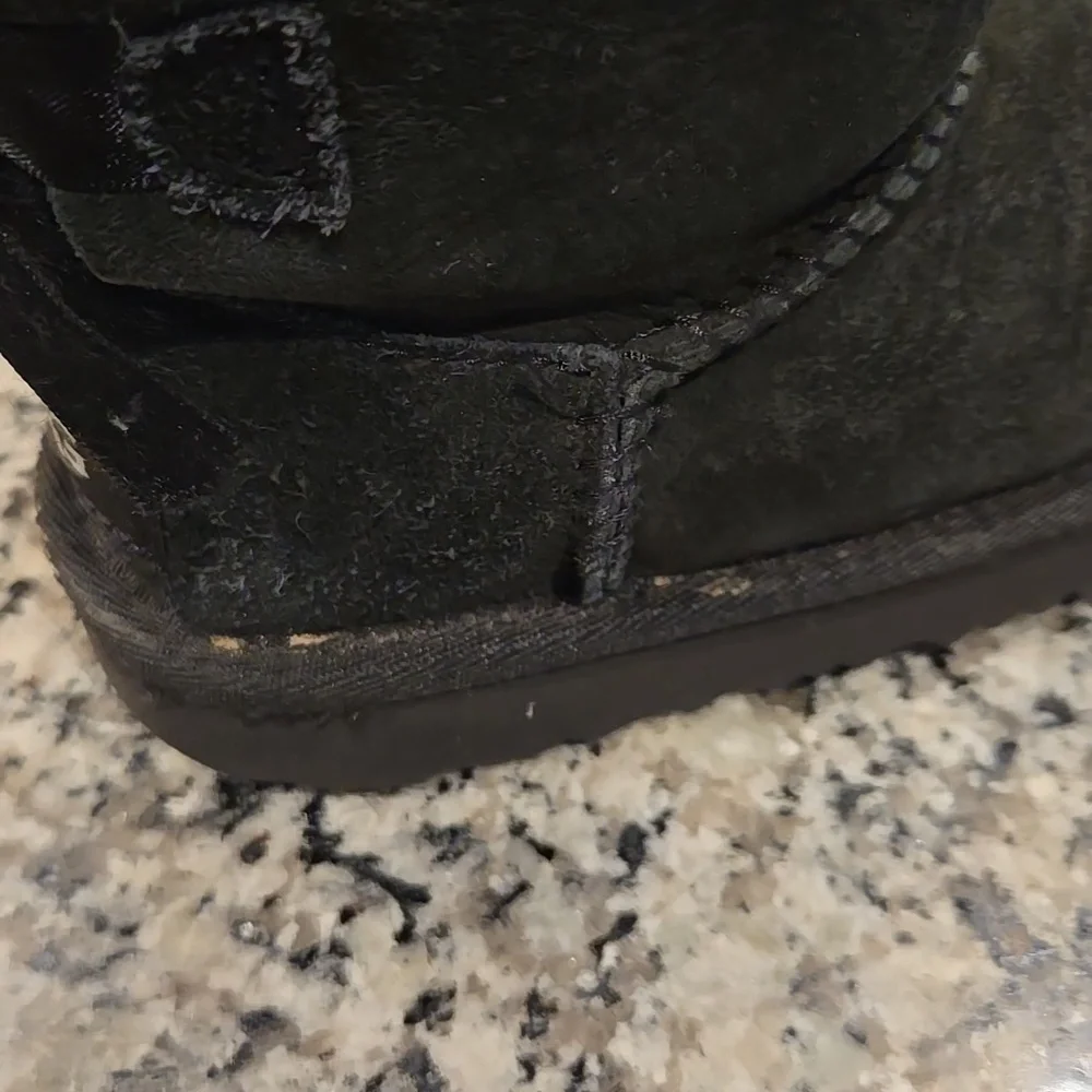 UGG BAILY BOW II BOOTS. SIZE GIRLS 9.